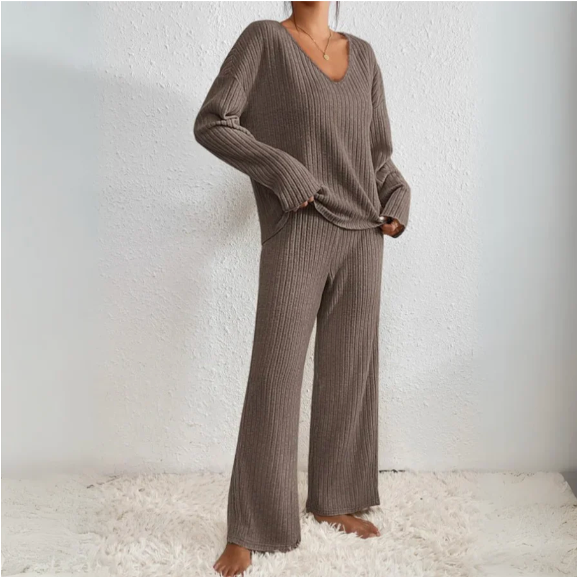 Vivienne - Dwuczęściowy zestaw z prostymi spodniami i topem z dekoltem w serek